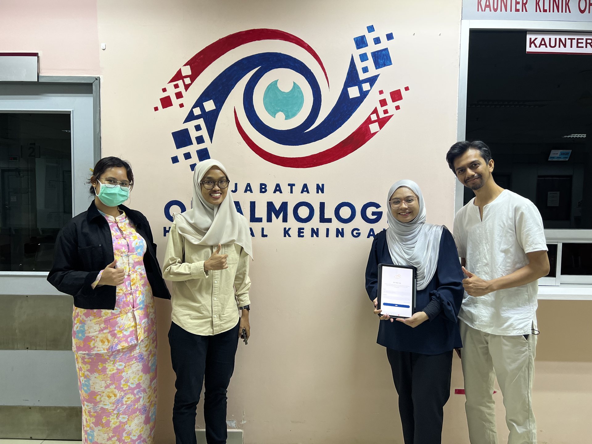Alif with three staff of the Ophthalmology Department at Hospital Keningau, one holding a tablet running Optom DX